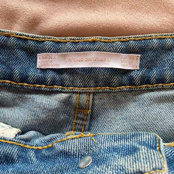 Zara Medium Wash High Waisted Shorts - Picture 3 of 3